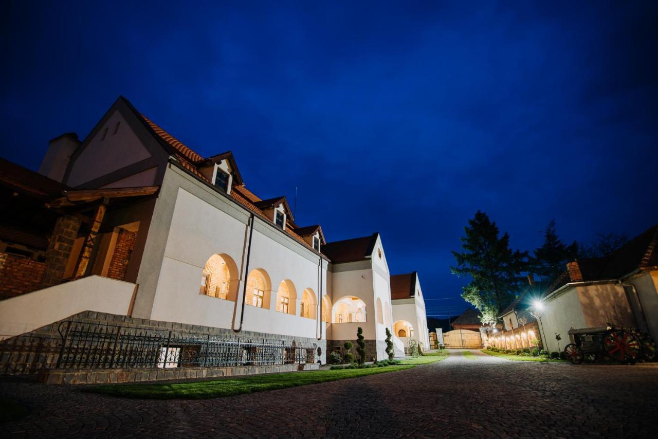 Molnos Kuria Pension Corund  Exterior foto