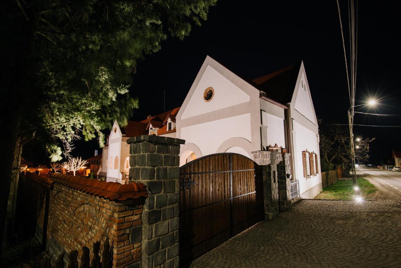 Molnos Kuria Pension Corund  Exterior foto